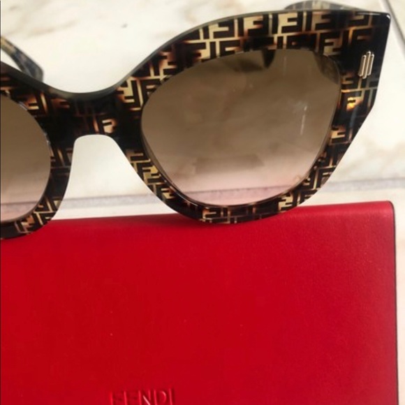🔥NEW SHOW STOPPER FENDI SUNGLASSES 🔥 - Picture 6 of 12